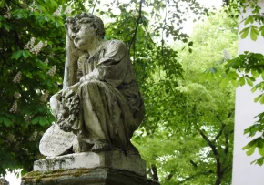 Trauernde Figur auf Friedhof Bergkirche Osthofen